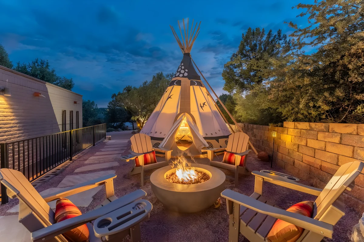 Catch a Falling Star Retreat, a Hamera vacation home in Sedona with a distinctive outdoor gathering area